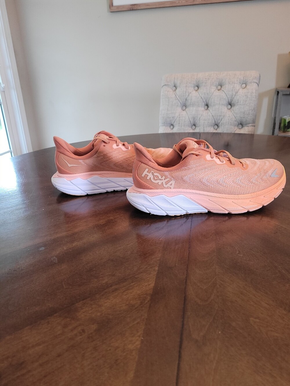Hoka Women's One one Arahi 6 Peach/White Running Shoes - Cushioned Trainer